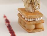 Millefeuille, crème de roquefort et poires confites aux épices, chutney Bettrerave-Framboise, et Chips de fenouil