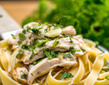 Tagliatelles au poulet relevées à l'ail et aux herbes