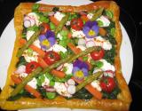 Tarte de fromage frais aux légumes de printemps et pensées