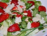 Salade verte aux fraises