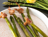 Brochettes de lapin et leurs pointes d'asperges vertes