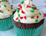 Des cupcakes au chocolat et crème au beurre vanillé à base de meringue suisse