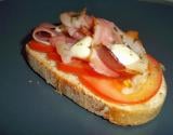 Tartine de jambon cru sur lit de tomates et mozzarella