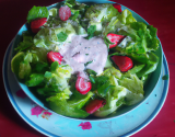 Salade de laitue et fraises à l'estragon avec sa crème cajou