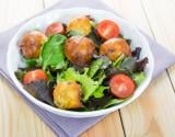 Beignets de pommes de terre au Bresse Bleu et sa salade de jeunes pousses