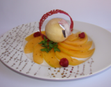 Mousse de melon à la verveine, sur un capaccio de melon au sirop  de meil de framboisier et poivre Malabar, tuile au jus de framboise