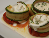 Aumônières de courgettes au chèvre frais, coulis de tomates et de poivron