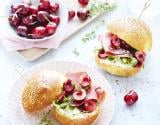 Cerises de nos régions façon buns et ricotta, thym, mâche et viandes des Grisons