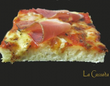 Pizza aux fromages et speck