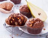 Muffins chocolat aux poires pochées et noisettes caramélisées