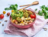 Salade de quinoa aux falafels, crudités et féta