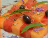 Salade de pastèque, melon, huile et olives de Nice AOP, roquettes à feuille d'olivier