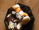 Mini-brochettes bananes/nectarines sur une fondue de chocolat aux amandes