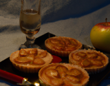 Tartes aux pommes maison avec sa petite compotée  de pommes au sucre vanillé