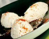 Quenelle de mousse de chocolat blanc au Piment d'Espelette et son coulis de fruit rouge