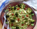 Salade de quinoa, semoule de brocolis et brocolis rôti au cumin