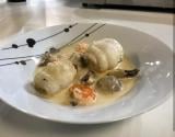 Médaillons de sole, sauce à la crème, crevettes et champignons