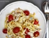 Tagliatelles au poulet, sauce crémeuse au gorgonzola, pignons de pin et tomates cerise poêlées