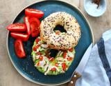 Bagel poulet, guacamole, tomates et oignon nouveau