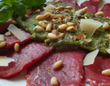 Carpaccio de bœuf et son pesto de basilic frais au pignon de pin et parmesan 