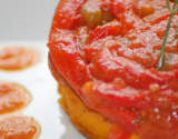 Salade Juive sur blinis de patate douce et mascarpone, purée de tomates séchées