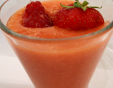 Smoothie fraise-framboise-pêche jaune