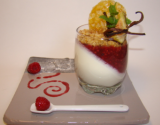 Panna Cotta à l'amande, compotée de figues et framboise à la vanille, émietté de crumble épicé