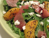 Salade de jambon de Bayonne à la feta et aux pêches poêlées au basilic et au miel