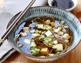 Bouillon de nouilles soba au tofu et ciboule