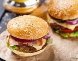 Burger au lard et oignons rouges