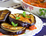 Julienne d'aubergines grillées à la sauce tomate