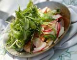 Langoustines en croquant de légumes, radis, navet, roquette déglacés au Xérès, huile d'olives en poêlon chaud