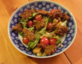 Mesclun au chèvre/basilic et son crumble aux tomates confites