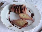 Magrets de canard, poire au vin et sauce au saveurs de canelle et de miel