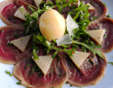 Carpaccio de bœuf aux copeaux de foie gras