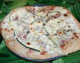 Pizza blanche lardons, courgettes et graines