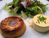 Soufflé au fromage de Pur Brebis des Pyrénées et salade de magret de canard fumé