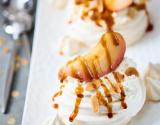 Pavlova à la pomme confite caramel et amandes