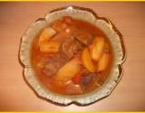 Goulash aux pommes de terre et sauce tomate