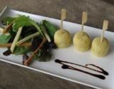 Bouchées de polenta au roquefort, mesclun et mikado pomme et pain d'épices