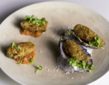 Huitres panées à la chapelure de noisettes, confit de tomates au piment d’espelette