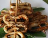 Brochettes de calamars à la sauge et piment