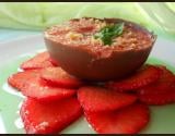 Mousse de fraise dans sa coque de chocolat au lait sur carpaccio de fraise au sirop de basilic