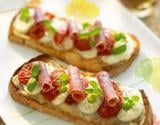 Bruschetta tomates confites, jambon italien, mozzarella et marmelade d'oignons