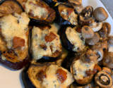 Aubergines gratinées farcies au lard et aux champignons