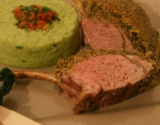 Carré d'agneau aux noix & aux herbes avec une purée de fèves persillée