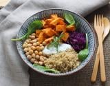 Buddha bowl patate douce, pois chiche et chou rouge