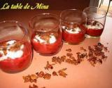 Rouges verrines rhubarbe-fraise, et miettes de fruits secs