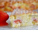 Gâteau moelleux à la rhubarbe et fraises