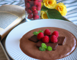 Mousse chocolat sur lit de framboises